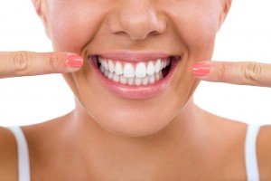Diş rengi kişiye özel farklılıklar gösterse de zaman içerisinde aynı kalmaz ve koyulaşabilirler. Yediklerimiz, içtiklerimiz ve kişisel ağız bakımına ne ölçüde dikkat ettiğimize göre de zaman içinde sararır ve koyulaşırlar.
Dişlerimiz neden sararır? - Dişlerim sarı ne yapmalıyım? - Diş beyazlatma nasıl yapılır? - Diş beyazlatma zararlı mıdır? - Diş beyazlatmadan sonra nelere dikkat etmeliyim? - Sadece tek dişimde sararma var ne yapmalıyım?